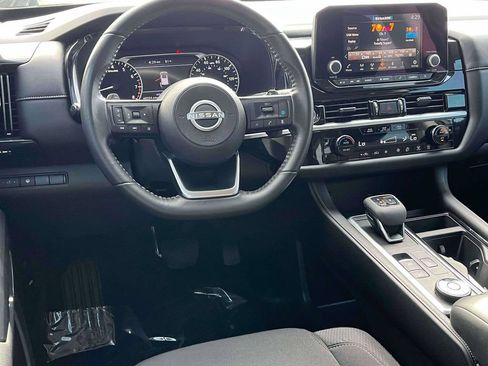 Used 2024 Nissan Pathfinder SV AWD/4WD image 2
