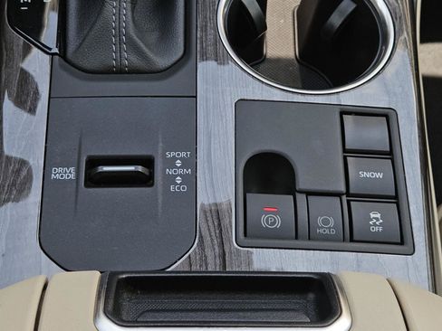 Used 2024 Toyota Highlander Platinum FWD image 16