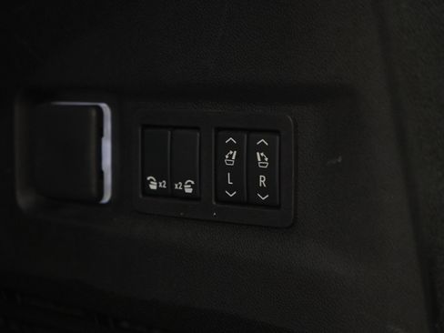 Used 2025 GMC Yukon XL Denali AWD/4WD image 19