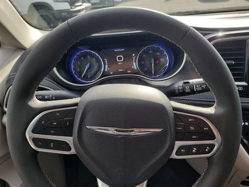 Used 2023 Chrysler Pacifica Touring-L FWD image 32