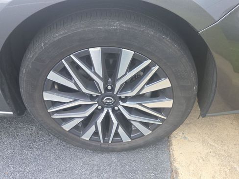 Used 2025 Nissan Altima 2.5 SV FWD image 13