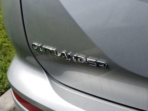 New 2025 Mitsubishi Outlander SE image 8