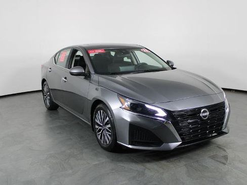 Certified 2023 Nissan Altima 2.5 SV w/ SV Premium Package FWD image 10