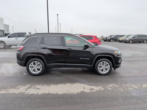 Used 2024 Jeep Compass Latitude image 8
