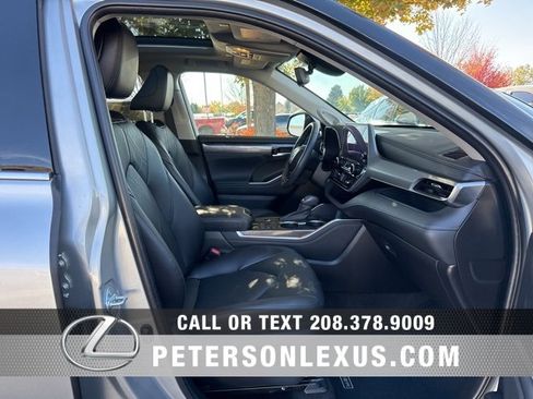 Used 2023 Toyota Highlander Platinum image 12
