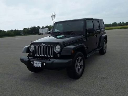 Used 2018 Jeep Wrangler Unlimited Sahara w/ Connectivity Group AWD/4WD image 3