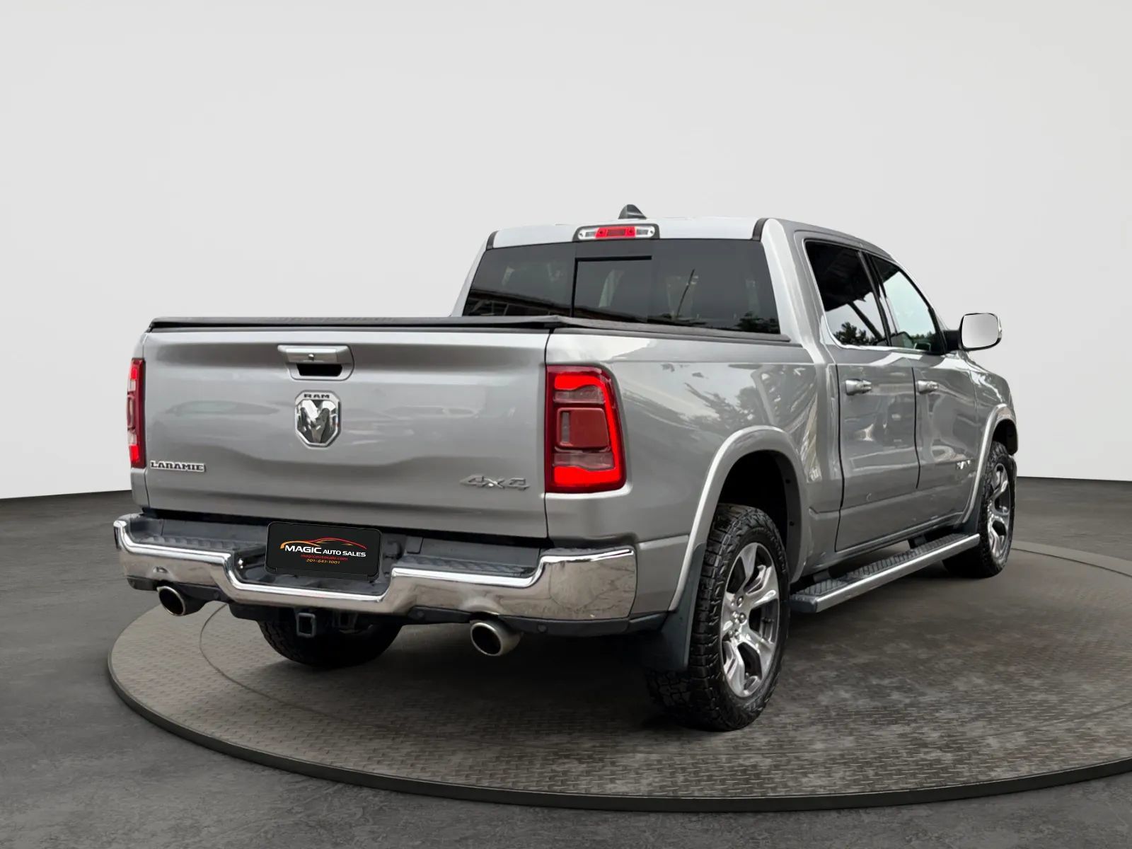 Used 2019 RAM 1500 Laramie AWD/4WD image 10