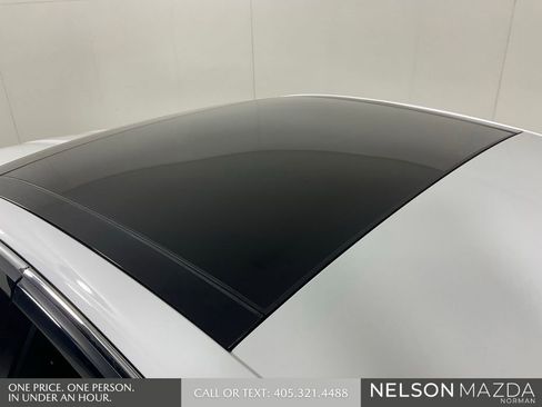 Used 2022 Genesis G70 2.0T w/ Prestige Package RWD image 11
