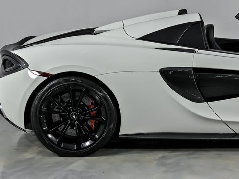 Used 2020 McLaren 570S Spider image 13