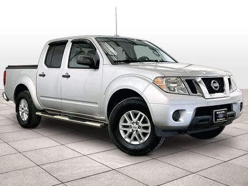 Used 2015 Nissan Frontier SV image 2