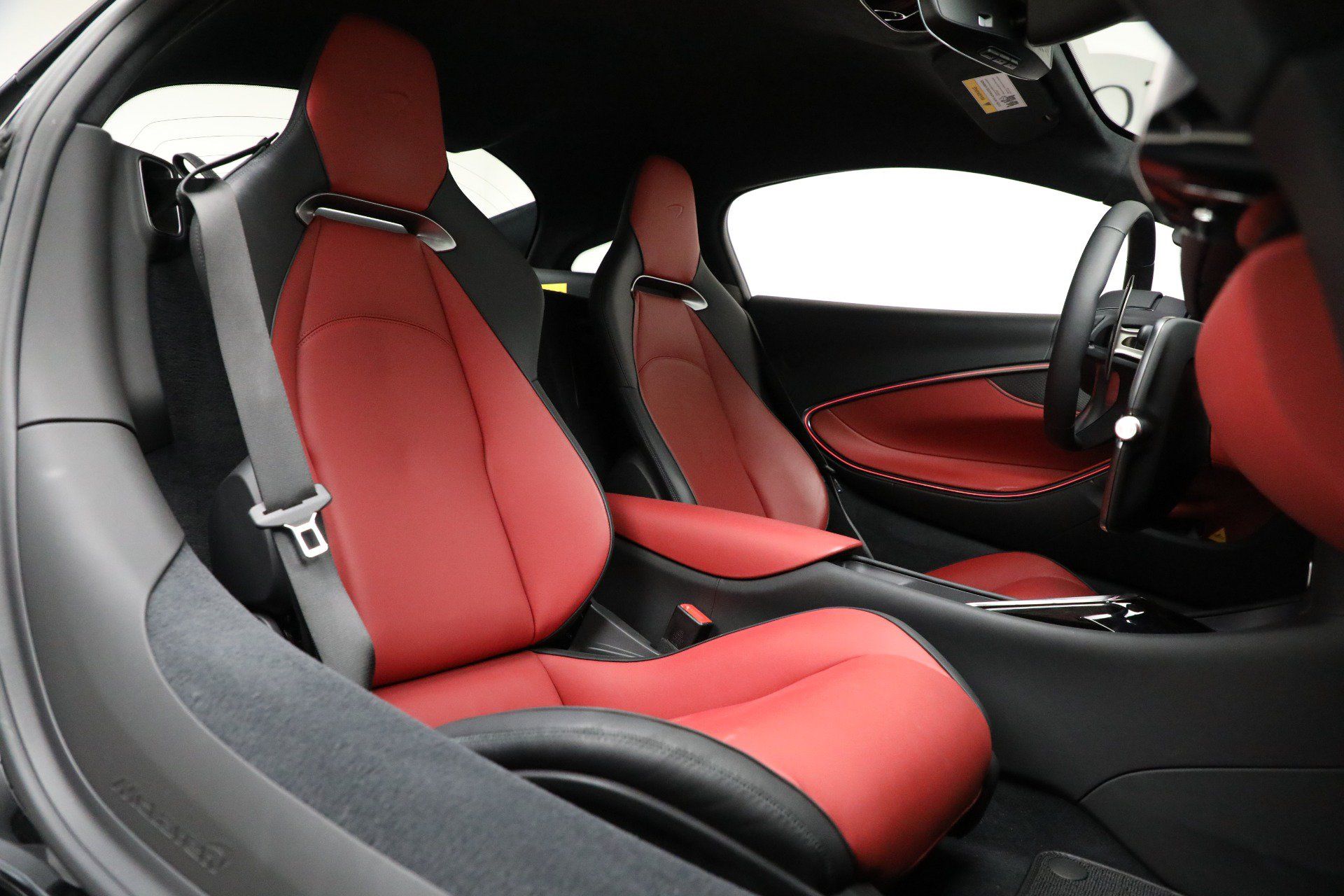 Used 2024 McLaren Artura RWD image 24