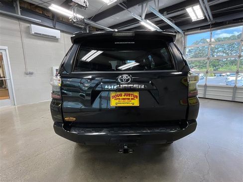 Used 2018 Toyota 4Runner SR5 AWD/4WD image 4