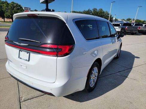 Used 2025 Chrysler Pacifica Select FWD image 4