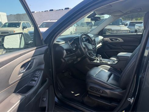 Used 2021 Chevrolet Traverse LT w/ LPO, Cargo Package FWD image 5