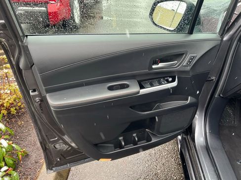 Used 2025 Toyota Sienna Platinum image 10