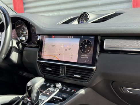 Used 2021 Porsche Cayenne Turbo S image 22