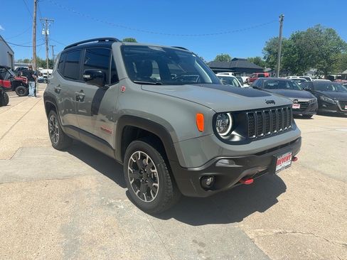 Used 2023 Jeep Renegade Trailhawk w/ Sun/Sound Group AWD/4WD image 4