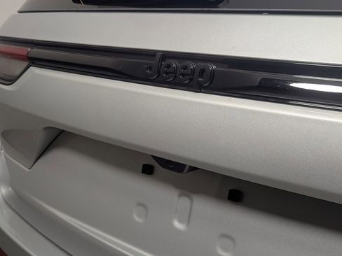 New 2025 Jeep Grand Cherokee Altitude image 9