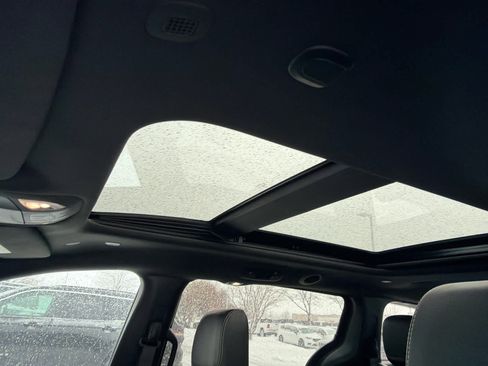 Used 2024 Chrysler Pacifica Premium image 9