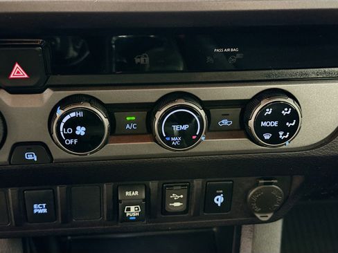 Certified 2018 Toyota Tacoma TRD Off-Road image 17