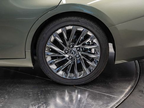 Used 2025 Lexus ES 300h w/ Luxury Package FWD image 10
