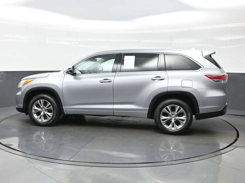 Used 2014 Toyota Highlander Plus FWD image 3