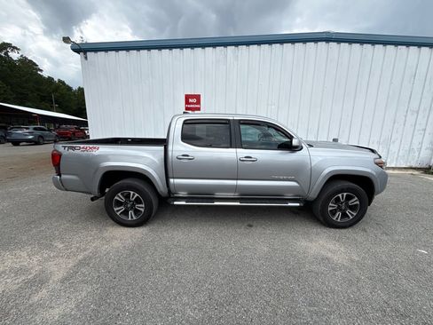 Used 2019 Toyota Tacoma TRD Sport AWD/4WD image 9