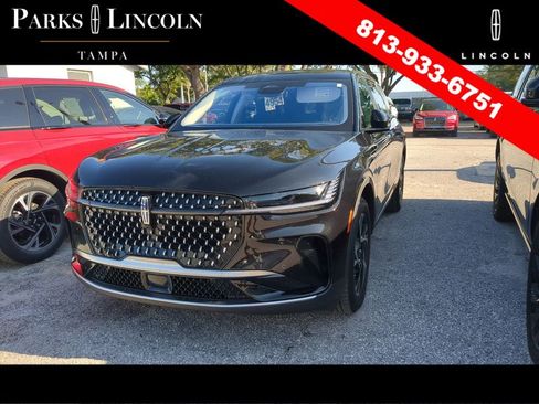 Used 2025 Lincoln Nautilus Premier AWD/4WD image 4