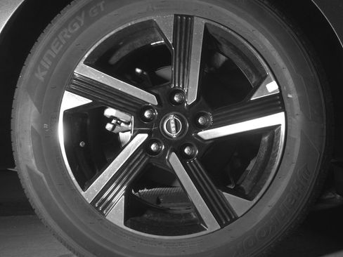 Used 2025 Nissan Sentra SV FWD image 15