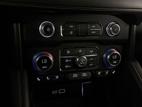 Used 2024 GMC Yukon AT4 AWD/4WD image 17