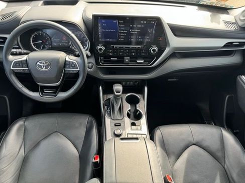 Used 2022 Toyota Highlander Platinum image 17