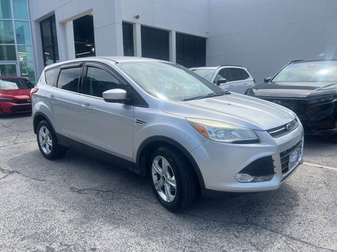 Used 2016 Ford Escape SE FWD image 2