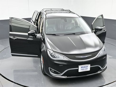Used 2018 Chrysler Pacifica Touring-L image 39