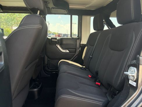 Used 2017 Jeep Wrangler Unlimited Sahara w/ Connectivity Group AWD/4WD image 16