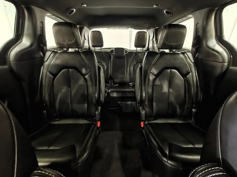 Used 2025 Chrysler Pacifica Select image 21