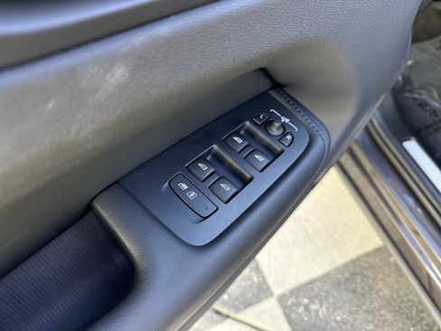 Used 2025 Volvo XC60 B5 Plus image 15