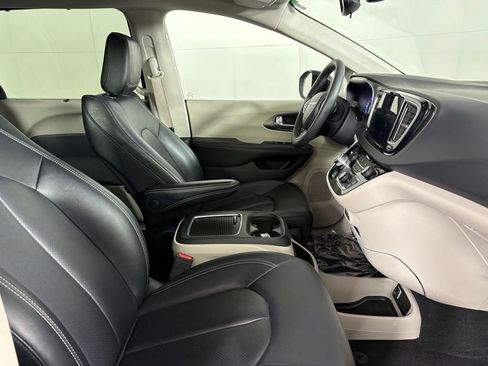 Used 2024 Chrysler Pacifica Touring-L FWD image 14