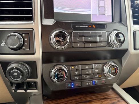 Used 2019 Ford F150 Lariat w/ Equipment Group 502A Luxury AWD/4WD image 17