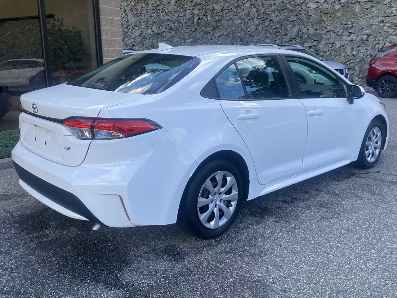 Used 2021 Toyota Corolla LE w/ Carpet Mat Package (TMS) FWD image 2