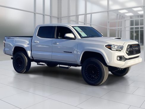 Used 2021 Toyota Tacoma TRD Sport w/ Technology Package image 8