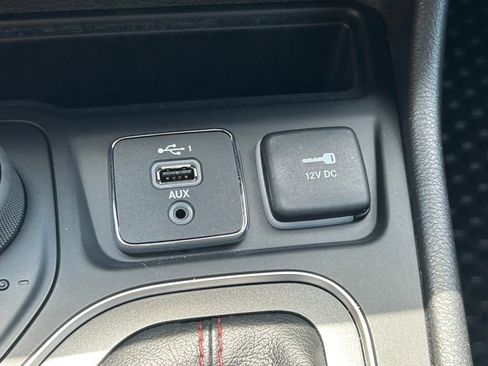 Used 2019 Jeep Cherokee Trailhawk AWD/4WD image 30