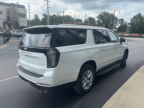 Used 2025 Chevrolet Suburban Premier RWD image 5