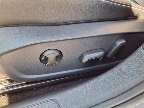 Used 2025 Volkswagen Jetta SE w/ Sunroof Package FWD image 23