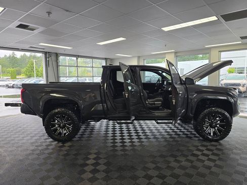 Used 2024 Toyota Tacoma SR5 AWD/4WD image 16