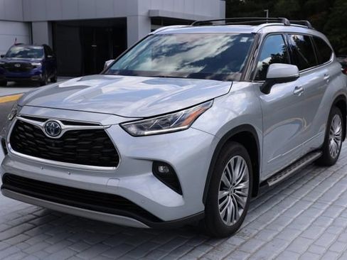 Used 2022 Toyota Highlander Platinum FWD image 1