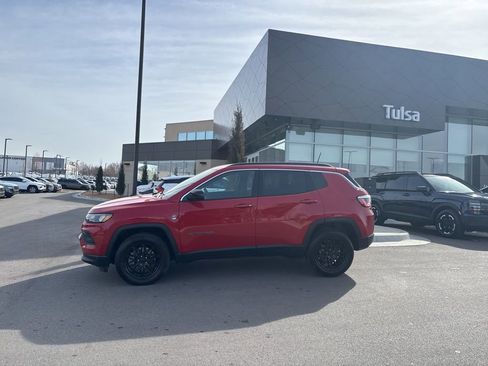 Used 2023 Jeep Compass Latitude image 4