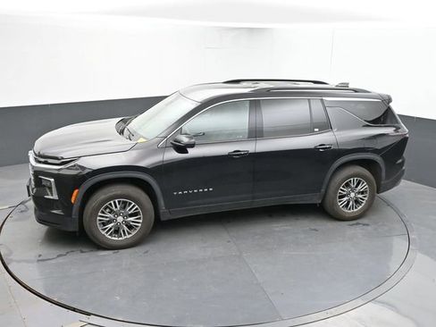Used 2025 Chevrolet Traverse LT FWD image 17