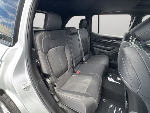 New 2025 Jeep Grand Cherokee Laredo X w/ Luxury Tech Group I AWD/4WD image 22