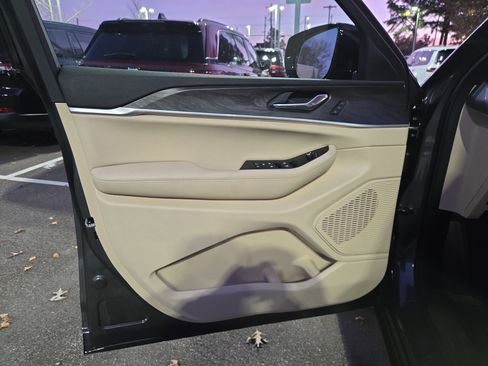 New 2025 Jeep Grand Cherokee L Limited RWD image 5