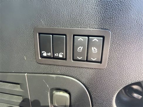 Used 2020 Cadillac Escalade Luxury w/ Escalade Sport Edition image 30